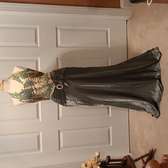 Formal Dress - Picture 1 of 7